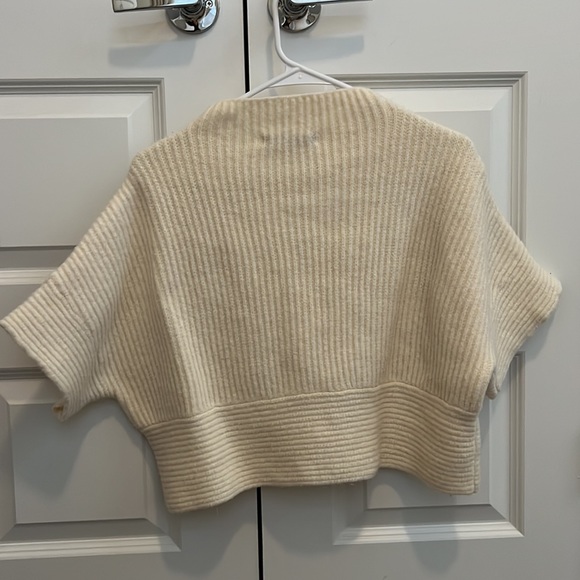 Short sleeve cropped cream sweater medium - Picture 3 of 3